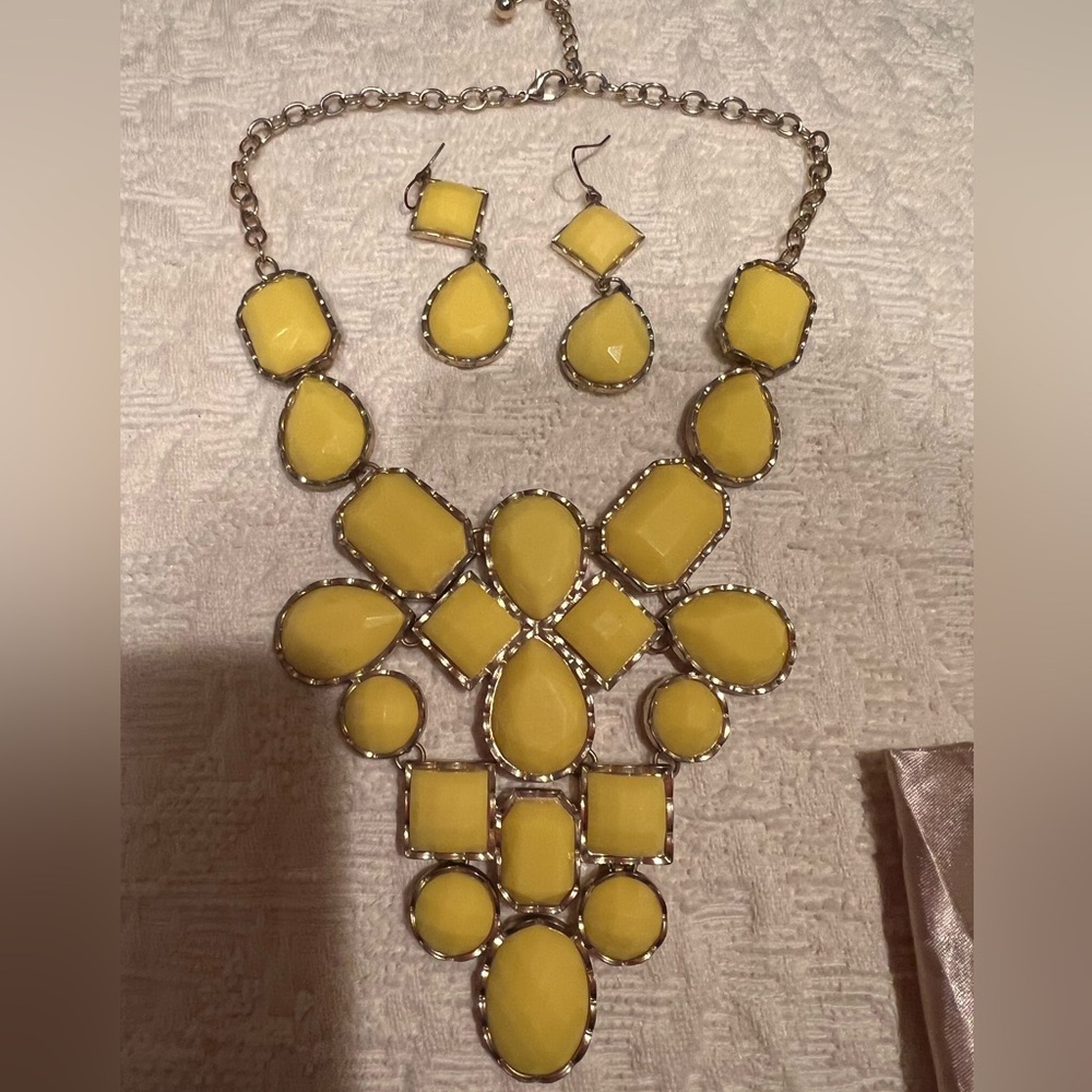 Cache NWOT Yellow Statement Necklace and Earrings Set
